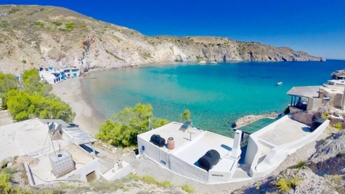 Μετρημένες θέσεις, μαγευτικό τοπίο: Η πιο καθαρή παραλία της Ελλάδας με τα πολύχρωμα σύρματα που βλέπεις το βυθό από μακριά