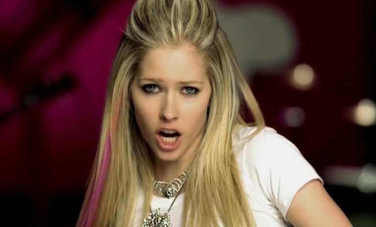 «Δεν είσαι αυτή, είσαι η σωσίας της»: Oι νέες φωτογραφίες της Avril Lavigne που φούντωσαν τις φήμες ότι έχει πεθάνει (Pics)