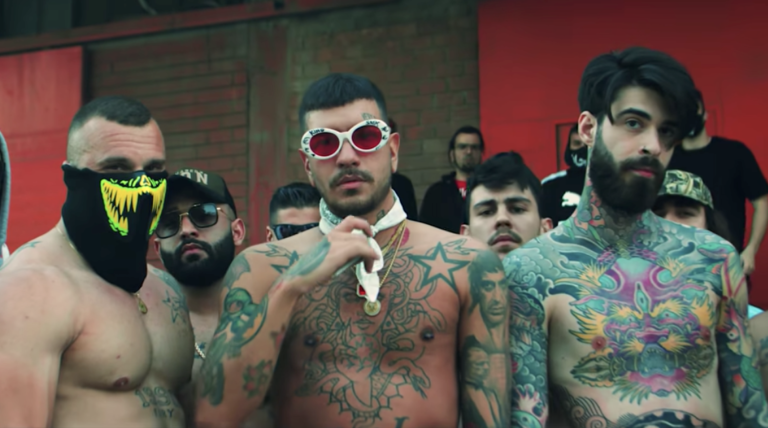 Βίντεο-ντοκουμέντο: Ο αστυνομικός που συνελήφθη για ναρκωτικά συμμετείχε στον άγριο ξυλοδαρμό SNIK-LIGHT στα ΜΑD (Vid)