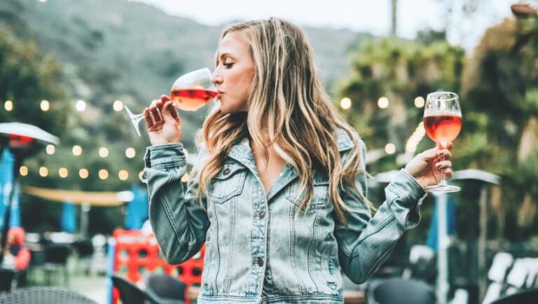 Δεν χρωστάνε καλή κουβέντα για κανέναν: Αυτά τα 3 ζώδια είναι οι μεγαλύτεροι κουτσομπόλιδες