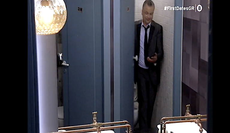 Νέα επική χυλόπιτα στο First Dates: Τύπος πήγε στην τουαλέτα για να… τηλεφωνήσει, για την παρατήσει στα κρύα του λουτρού (Vid)