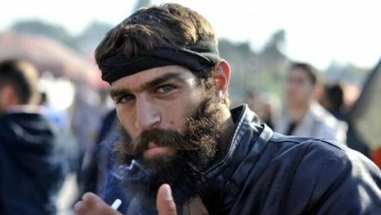 8 χρόνια μετά: Παντρεμένος και αγνώριστος ο «σέξι αγρότης» Στάθης Στιβακτάκης που έγινε viral το 2015 (Pics)