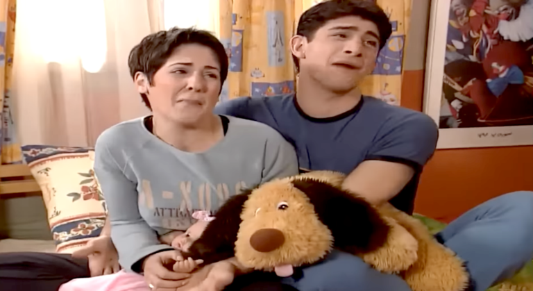 Κοκκινομάλλα, έτοιμη για GNTM: Η εντυπωσιακή κόρη της Αφροδίτης του «Άκρως Οικογενειακόν» σαρώνει στο TikTok μαζί με τη μαμά της (Vids)