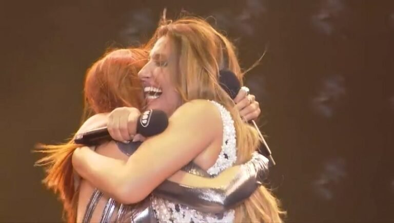 Έλενα Παπαρίζου – Ελένη Φουρέιρα: Χαμός στα MAD VMA με το καυτό φιλί τους on stage (Vid)