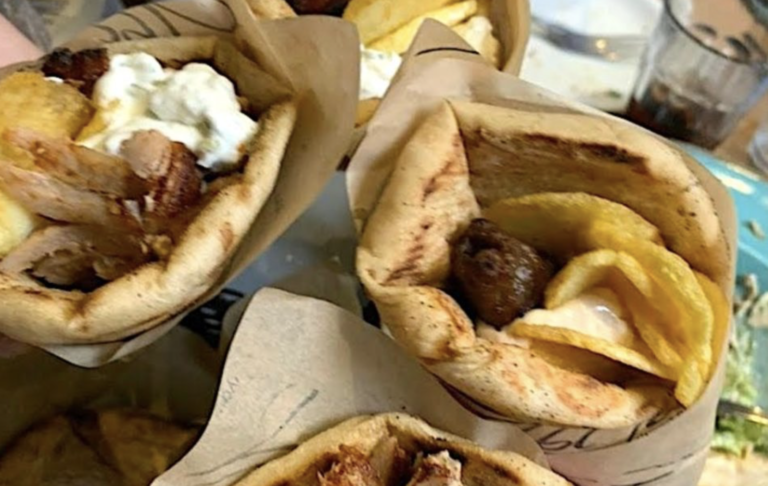 Μάστορες στο τυλιχτό: Το πιο περιζήτητο πιτόγυρο της πόλης φτιάχνεται με τα πιο αγνά και νόστιμα υλικά (Pics)