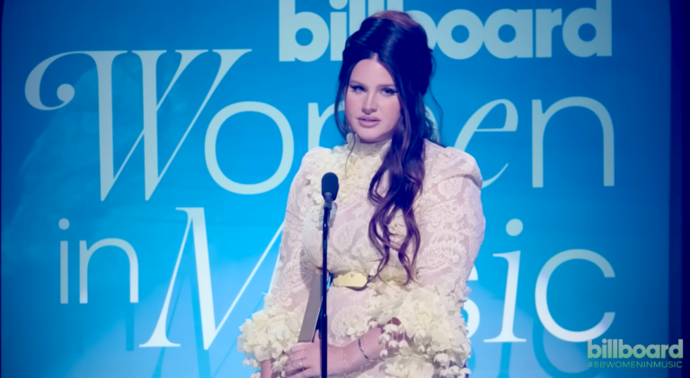 80 κιλά και συνεχίζει: H Lana del Rey χωρίς ρετούς με το μαγιό της κάνει τους πάντες να την παραδεχτούν (Pics)