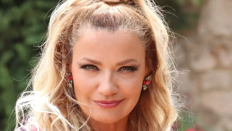 Έβαλε τα γυαλιά σε όλες τους: H Παναγιώτα Βλαντή στα 54 της μόνο με το μαγιό της χωρίς μακιγιάζ και ρετούς (Pics)