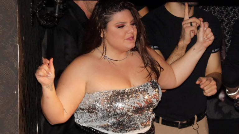 «Δε θέλω να ρωτάτε πώς νιώθω φορώντας μαγιό»: H πληθωρική Δανάη Μπάρκα κλείνει στόματα δείχνοντας το κορμί της στη νέα της φωτό (Pic)