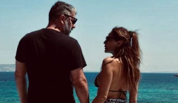 «Ο Μπεν Άφλεκ της Ελλάδας»: O Bασίλης Μπισμπίκης ποζάρει μόνο με το μαγιό του και τη Δέσποινα Βανδή και γίνεται ξανά viral (Pic)