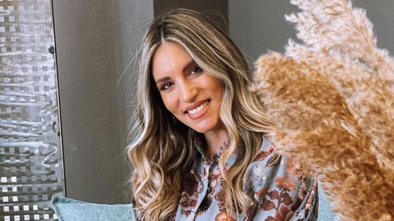 «Είναι προσβλητική για μαμά»: Αυτή είναι η φωτό της Αθηνάς Οικονομάκου που ενόχλησε τους συντηρητικούς (Pic)