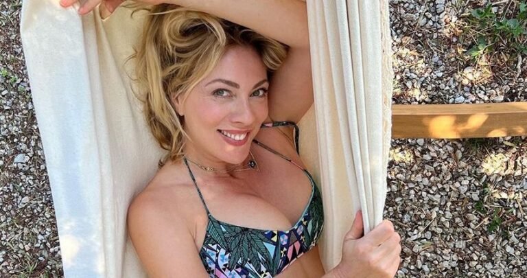 Παραμιλάνε οι instagrammers με τα φίλτρα: Η Σμαράγδα Καρύδη στα 53 της χωρίς ίχνος ρετούς δείχνει τι θα πει «καλλονή» (Pics)