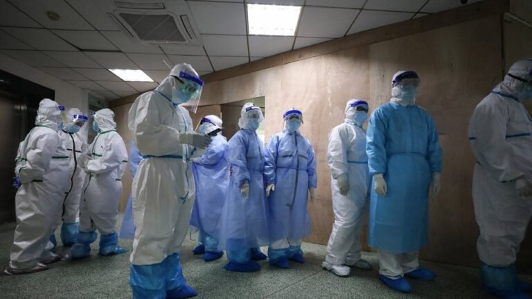 Στο εργαστήριο: 3 χρόνια μετά λύθηκε το μυστήριο του πού και πώς ξεκίνησε ο κορωνοϊός