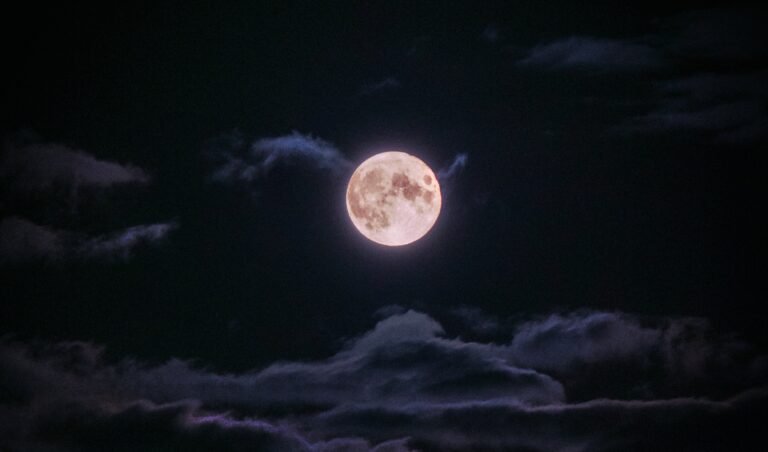 Έρχεται και φέρνει τα πάνω-κάτω η ζόρικη Πανσέληνος στις 31 Αυγούστου – Τα 4 ζώδια που επηρεάζονται δραματικά