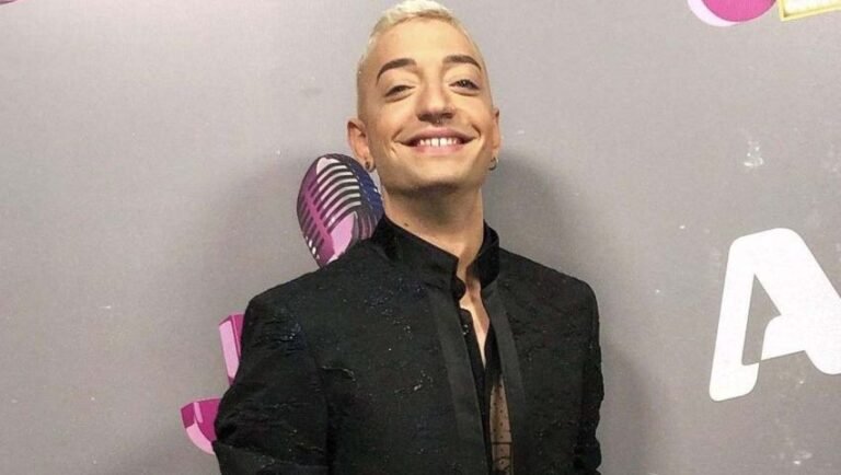 Επειδή είναι ομοφυλόφιλος: Μόνο ντροπή γι’ αυτό που συνέβη στον Γιάννη Κατινάκη… (Vid)