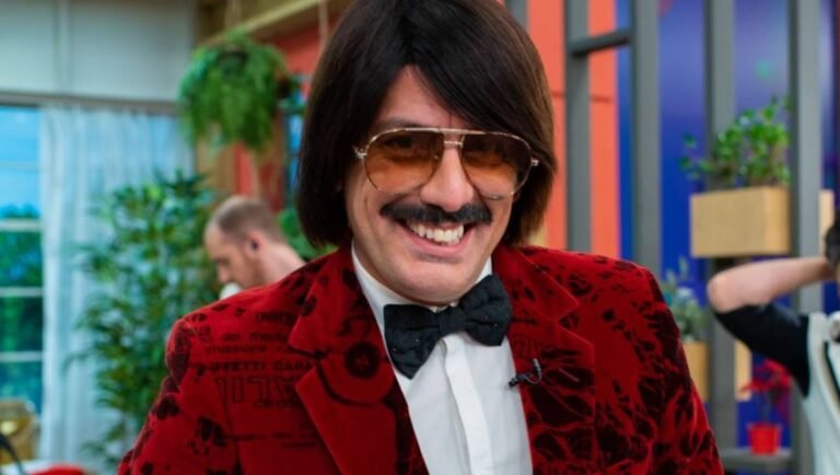 Τρομάξαμε να τον γνωρίσουμε: Έτσι είναι ο Toni Sfinos χωρίς την περούκα και τα γυαλιά! (Vid)