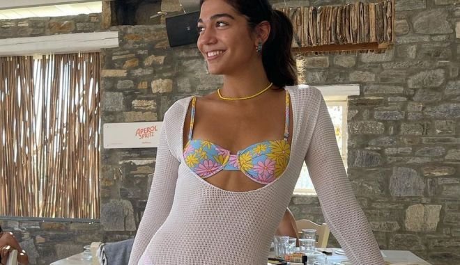 Φτυστή η Δέσποινα Βανδή και με μαγιό: Η Μελίνα Νικολαΐδη είναι… φωτοτυπία η μητέρα της (pics)