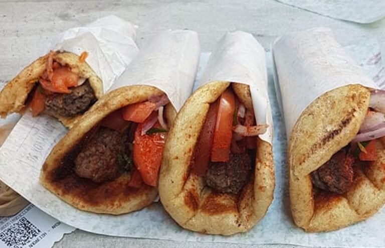 Όλα τα άλλα είναι περιττά: Το πιο νόστιμο τυλιχτό στην Ελλάδα βάζει μόνο αυτά τα 4 υλικά (pics)