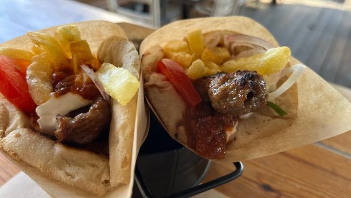 Φοβερή πίτα, πατάτα κομμένη στο χέρι: Το αυθεντικό σουβλάκι που έχει τρελάνει όλη την Αθήνα δεν θα το βρεις πουθενά αλλού (Pics)