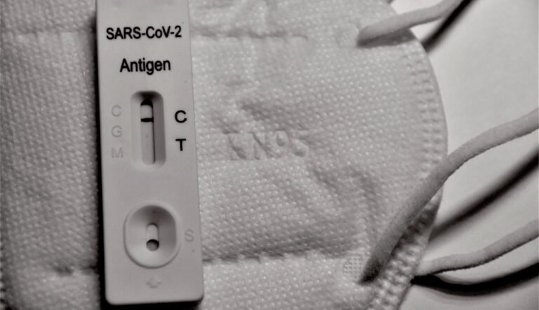 Η πιο «ύπουλη» μετάλλαξη: Το σύμπτωμα-καμπανάκι που φωνάζει ότι κολλήσατε κορωνοϊό το 2023