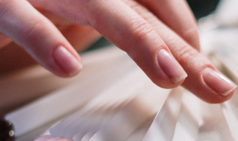 Τι δείχνει για την υγεία μας: Το σημάδι στο νύχι που πρέπει να μας ανησυχεί