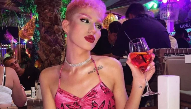 «Περιμένω μια ώρα όρθια!»: O Θέμης Κανέλλος πήγε να πάρει απαλλαγή από τον στρατό… με μίνι φούστα (Pics)