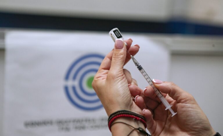 Ήρθαν και στην Ελλάδα: Οι 4 παρενέργειες που έχουν τα νέα εμβόλια κορωνοϊού