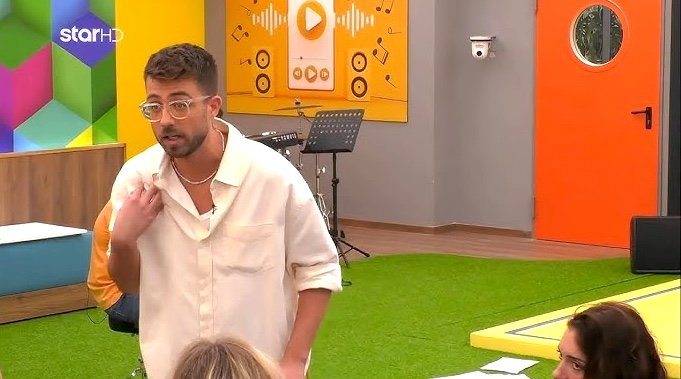 «Γιατί με ψηφίσατε ως άχρηστο; Βλέπω 9 κότες!»: Φανερά τσαντισμένος ο Fipster με τους παίκτες του Fame Story που θέλουν να τον διώξουν (Vid)