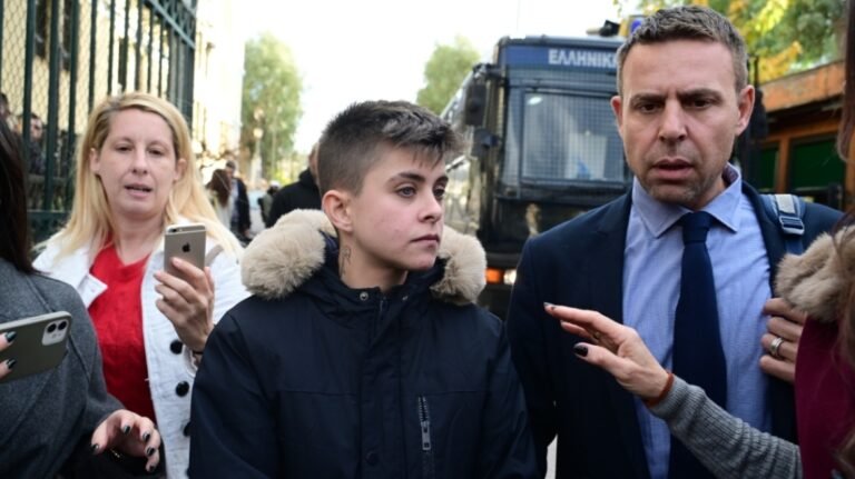 Οι φωτογραφίες που καίνε την Ειρήνη: Selfie με χαμόγελο στα χείλη την ώρα που έθαβαν το νεκρό παιδί (pics)