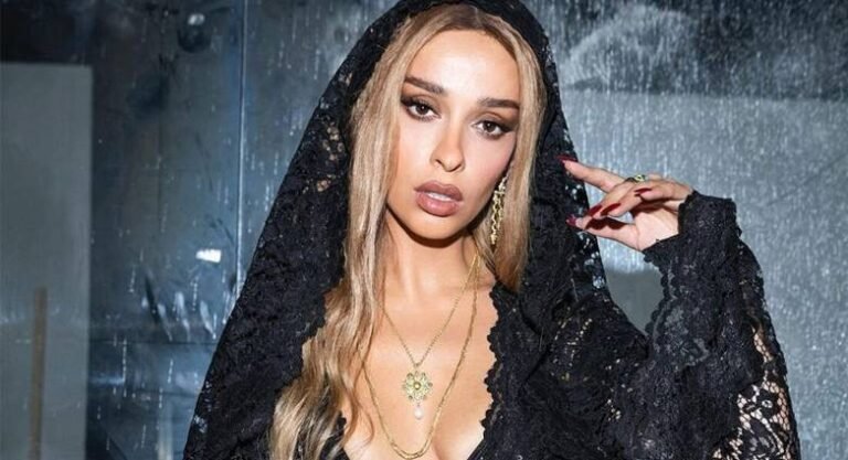 Γuμνh με μια μόνο κόκκινη γούνα: Η Ελένη Φουρέιρα εύχεται για τις γιορτές με μια άκρως αποκαλυπτική φωτογράφηση (pics)