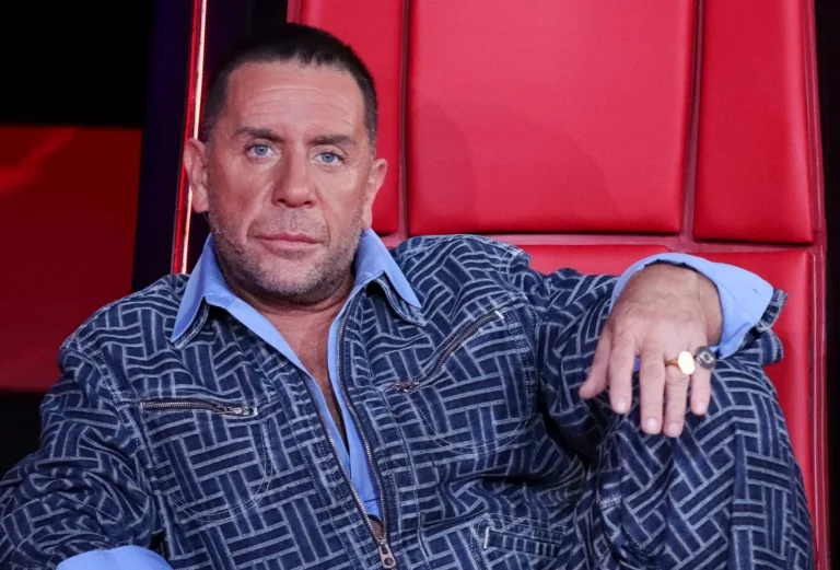 Σάλος με τον Μαζωνάκη: Τρίβει τα @@ του στο μικρόφωνο ενώ τραγουδάει στη σκηνή (video)