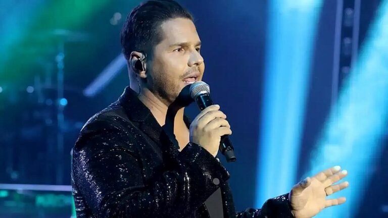 «Ντροπή του»: Εξοργισμένο το κοινό στα Τρίκαλα με τις βρισιές του τραγουδιστή πάνω στη σκηνή (video)