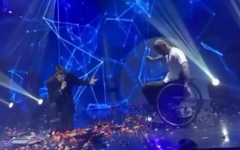 Έκανε τον Πάνο Κιάμο να υποκλιθεί: Άνδρας χορεύει ζεϊμπέκικο σε αναπηρικό αμαξίδιο πάνω στην πίστα (video)