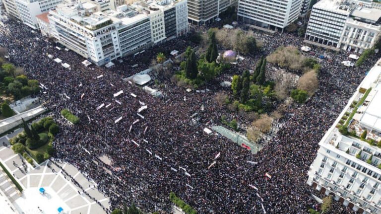 Μαζεύτηκαν χιλιάδες: Ο αριθμός του πλήθους στη συγκέντρωση για τα Τέμπη που δεν θα πούνε ποτέ τα κανάλια (pics)