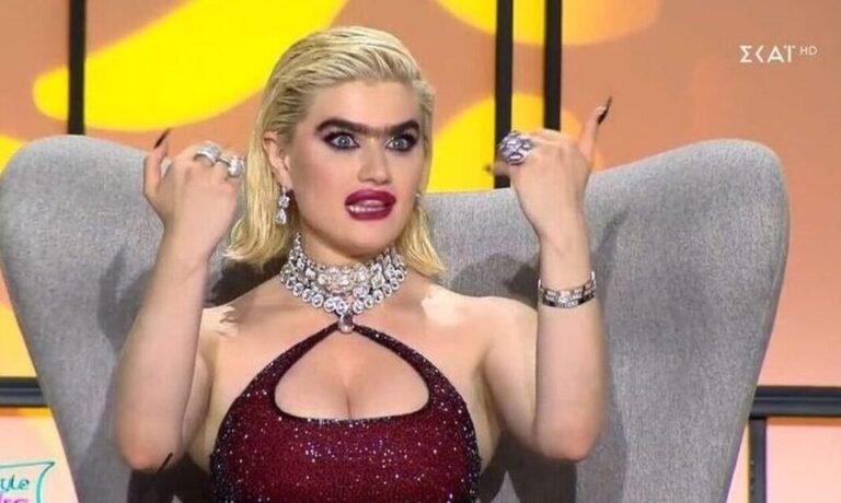 Εντελώς γuμνh και μοιράζει εγκεφαλικά: Η Σοφία Χατζηπαντελή μόνο με μια πετσέτα στο κεφάλι (pic)