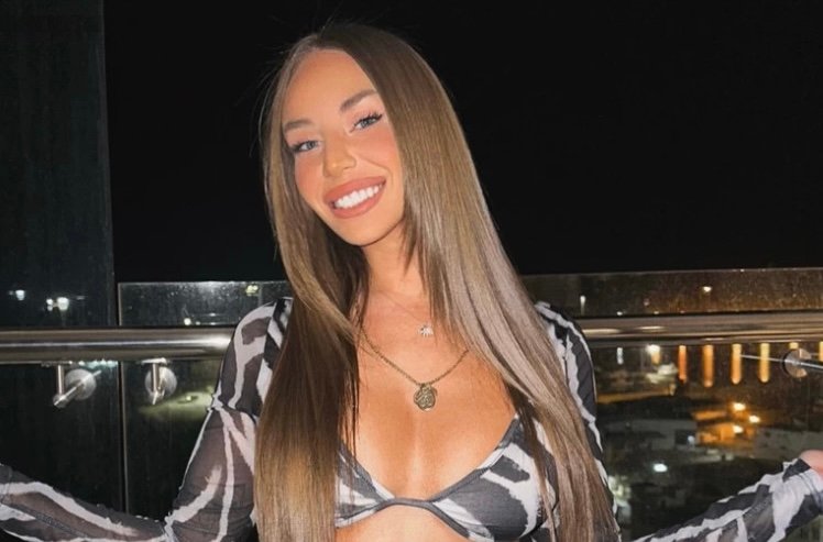 «Μπλούζα ξέχασες»: Η Ανδρομαχη βγαίνει με το sthθos έξω στην σκηνή και προκαλεί πανικό (video)