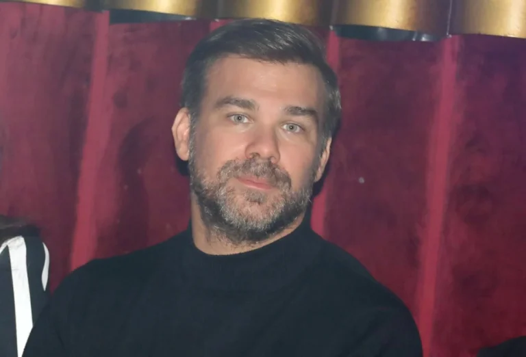 «Ποτέ ξανά Σαμπάνη»: Η απαράδεκτη αντίδραση του σε θαμώνα μαγαζιού που έκανε πρόταση γάμου στην γυναίκα του (video)