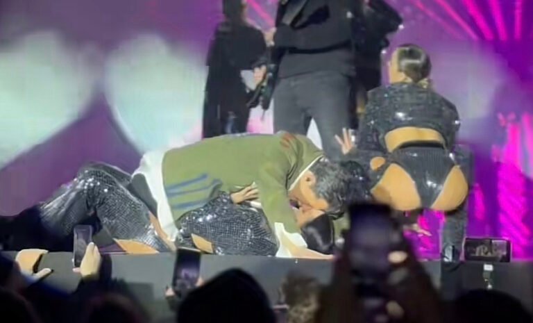 Εικόνες ντροπής: Ο Σάκης Ρουβάς «καβαλάει» χορεύτρια πάνω στην σκηνή και γίνεται viral (video)