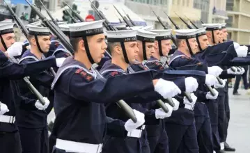 Χαμός με τος αντιδράσεις: Το σύνθημα που φώναζε το άγημα με ναύτες κάνει το γύρο του Διαδικτύου (video)