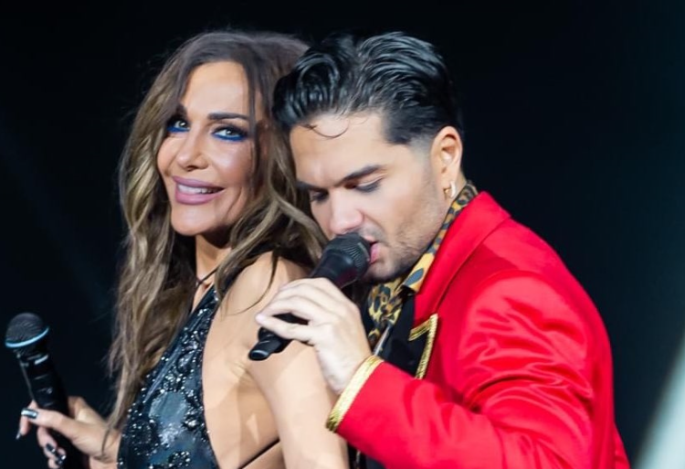 Το βλέπει η Γαρυφαλλιά και τραβάει τα μαλλιά της: Το γλwσσόφιλο Μάστορα- Βανδή πάνω στη σκηνή (video)