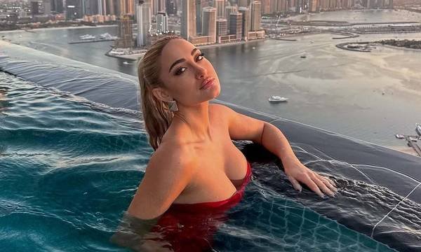 Ιωάννα Τούνη: Η αποκλειστική φωτογραφία από την συμμετοχή της στο συλλαλητήριο για τα Τέμπη μαζί με τον γιο της, Πάρη (pics)