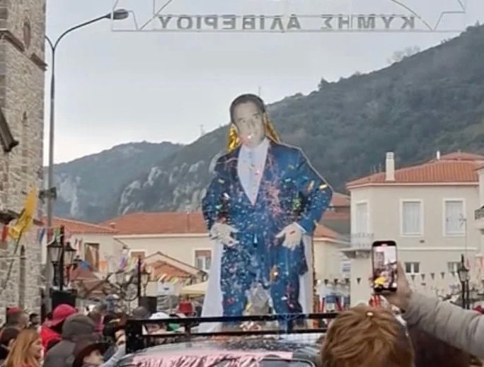 Το βίντεο που κάνει τον γύρο του Διαδικτύου: Κάνανε βασιλιά καρνάβαλο τον Άδωνι Γεωργιάδη (video)