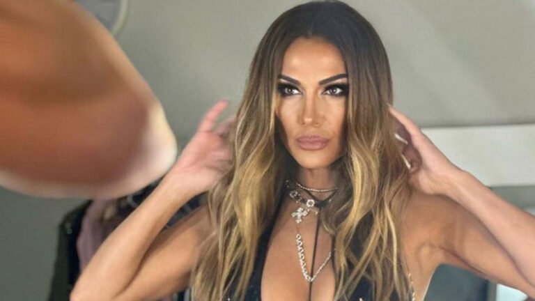 Κι όμως το έκανε: Η Δέσποινα Βανδή βγήκε με μαύρες ζαρτieρες στη σκηνή και τους έκανε όλους να παραμιλούν (video)