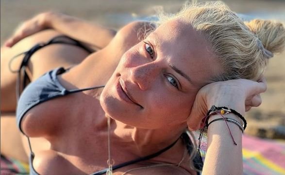 Οι απ@γορευμένες φωτογραφίες της κυκλοφορούν στο διαδίκτυο: Η Ζέτα Μακρυπούλια έχει προκαλέσει χαμό με τις γ#mnes φωτογραφίες της (pics)