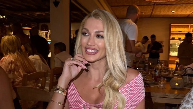 Την θυμήθηκαν ξανά όλοι: Η Κωνσταντίνα Σπυροπούλου με ροζ μαγιό και το sthθος έξω τράβηξε όλα τα βλέμματα (pics)