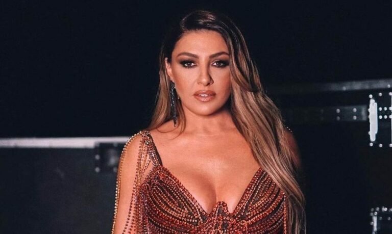 Το καυτό της μίνι και το ατύχημα που τα έδειξε όλα: Η Παπαρίζου πανω στη σκηνή προκάλεσε πανικό (pics)