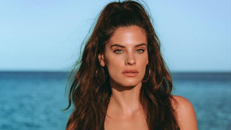 Βγήκε έξω μόνο με το σοuτιέν: Η αντίδραση του Σάκης Τανιμανίδη όταν την αντίκρισε (video)