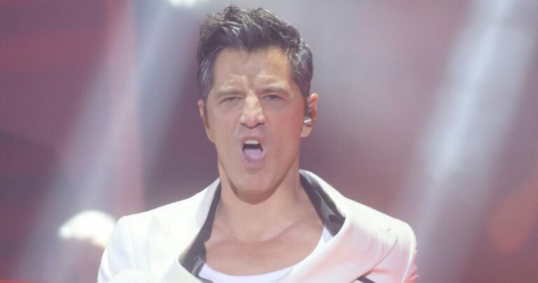 Δυστυχώς ο Σάκης Ρουβάς…: Το σοκαριστικό ατύχημα του επάνω στη σκηνή πάγωσε τους θεατές (video)