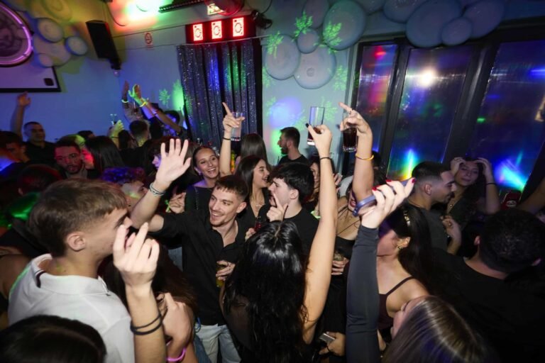 Πέμπτες #monoellinika στο Πλυντήριο Bar: Το GreekTape party ήρθε και μας ξεσηκώνει!