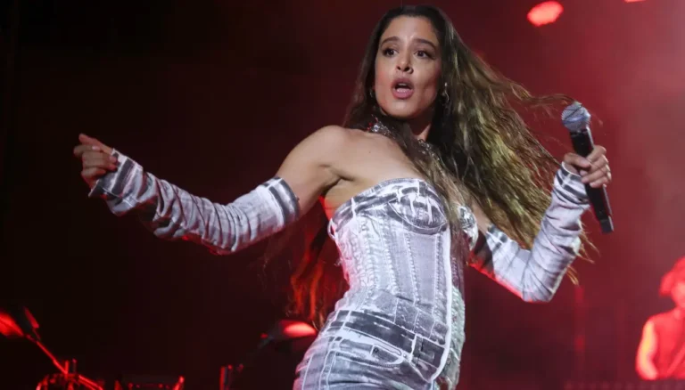 Μαρίνα Σάττι: Έβγαλε τη μπλούζα της σε συναυλία και έκανε το κοινό να παραμιλά (video)