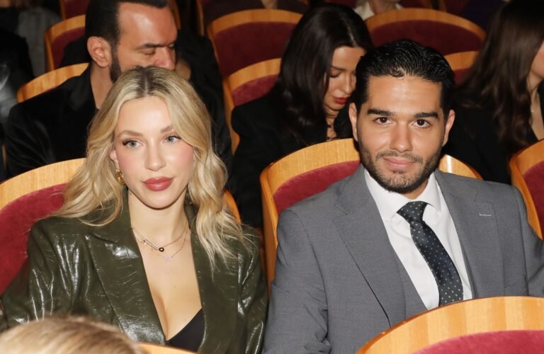 Αντί για λουλούδια κρατούσε…: Ο κακός χαμός με τη Γαρυφαλλιά Καληφώνη στη κηδεία της Μαρινέλλας (video)